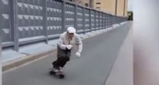 الرجل يتزلج فى شوارع روسيا