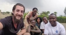 إريك مع بعض سكان منطقة أفريقية