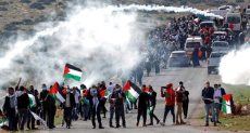 مسيرة وسط قنابل الاحتلال