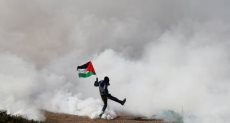 فلسطيني وسط الدخان