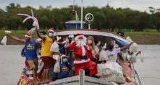بابا نويل في القارب