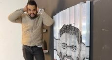 محمد جمعة مع اللوحة
