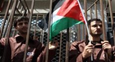فلسطينيون يترقبون الافراج عن أحد الأسرى - أرشيفية