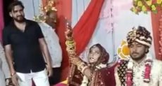 عروس هندية تطلق أعيرة نارية