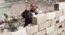 فلسطينى يعيد بناء منزله