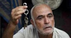 فلسطينى من شمال غزة يحمل مفتاح منزله