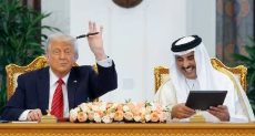 ترامب يلوح بالقلم