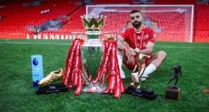 محمد صلاح مع جوائز الموسم