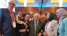 دكتور أحمد عكاشة يتوسط أطباء الأمراض النفسية