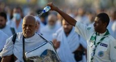 رش الماء لتخفيف الحرارة عن الحجاج فى "منى"