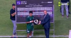 أحمد طارق لاعب زد يتسلم الجائزة من عاطف الأيوبى مراقب المباراة