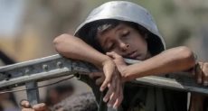 طفل يعانى من الجوع فى غزة