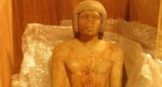 تمثال من الحجر الجيرى ضمن القطع المصادرة