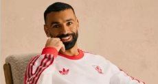 محمد صلاح يروج لملابس ليفربول الجديدة