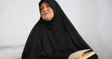 والدة عبير تقرأ القرآن أثناء تلقيها العلاج بمستشفى الشيخ زويد