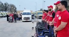 الهلال الأحمر المصرى يستقبل الدفعة 42 من المصابين الفلسطينيين