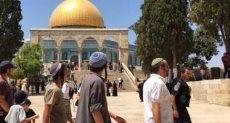 متطرفون فى دولة الاحتلال يقتحمون باحة الأقصى تحت حراسة الأمن