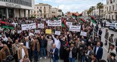 صورة مولدة بالذكاء الاصطناعى لاحتجاجات مواطنين ليبيين على توطين الأجانب