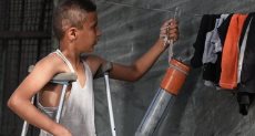 راتب يعلق قدمه الصناعية الجديدة