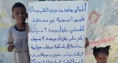 الطفلان كنان سامي أبو عويضة وشقيقته كنز