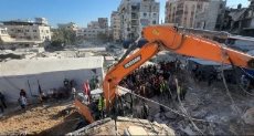 رفع ركام المبنى المنهار في غزة