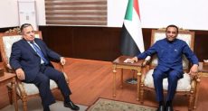 نبيل فهمي مع رئيس وزراء السودان