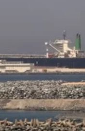 ناقلة نفط تعبر مضيق هرمز